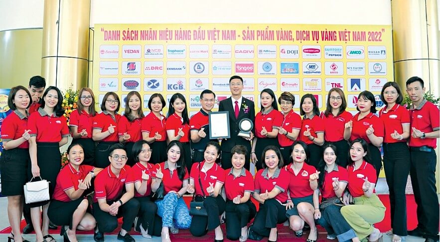 Các thành viên Dai-ichi Life Việt Nam tại lễ trao giải “Top 10 dịch vụ vàng Việt Nam 2022”. Ảnh: Hà Phan