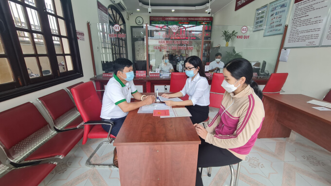 z3580071270183_c8fc4cb97334db847188f453863500cc-1335_20220720_33.jpg Người nông dân rất cần có một 'tấm lá chắn' để bảo vệ trong trường hợp xảy ra rủi do, thiên tai trong sản xuất, trong cuộc sống. Trong ảnh: Cán bộ bảo hiểm Agribank (ABic) cùng cán bộ Agribank giải thích quyền lợi Bảo hiểm Bảo an tín dụng cho khách hàng tự nguyện mua bảo hiểm khi tham gia vay vốn tại ngân hàng. Ảnh: Thanh Tuấn.