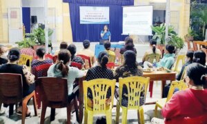 Cán bộ Bảo hiểm Xã hội tỉnh Quảng Nam tuyên truyền chính sách Bảo hiểm Xã hội, bảo hiểm y tế, bảo hiểm thất nghiệp cho người dân. Ảnh: BHXH QN