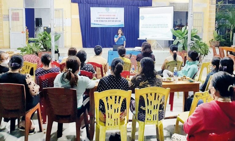 Cán bộ Bảo hiểm Xã hội tỉnh Quảng Nam tuyên truyền chính sách Bảo hiểm Xã hội, bảo hiểm y tế, bảo hiểm thất nghiệp cho người dân. Ảnh: BHXH QN