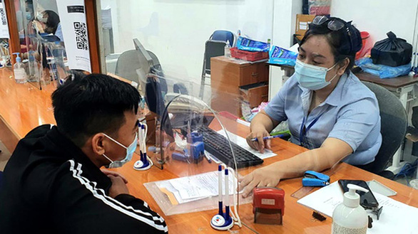 Người lao động làm thủ tục bảo hiểm thất nghiệp - Ảnh: HÀ QUÂN