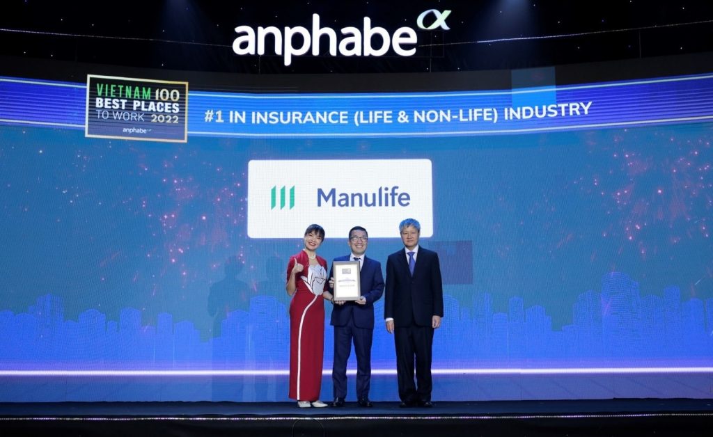 Ông Tôn Thất Anh Vũ, Giám đốc Khối Nhân sự của Manulife Việt Nam thay mặt Công ty nhận giải thưởng Ông Tôn Thất Anh Vũ, Giám đốc Khối Nhân sự của Manulife Việt Nam thay mặt Công ty nhận giải thưởng